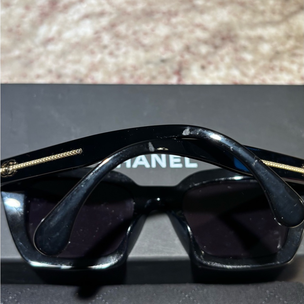 CHANEL Elegant Polarized Black Sunglasses - Picture 4 of 6